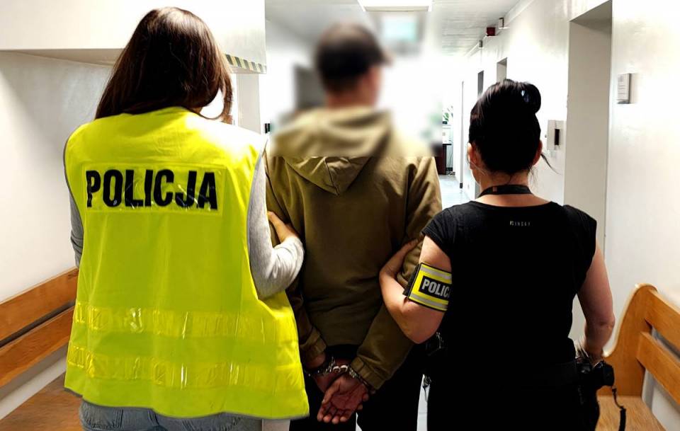 Groził nożem na terenie studenckiego kampusu w Piotrkowie Trybunalskim. 22-latek już usłyszał prokuratorskie zarzuty [Wideo, foto]