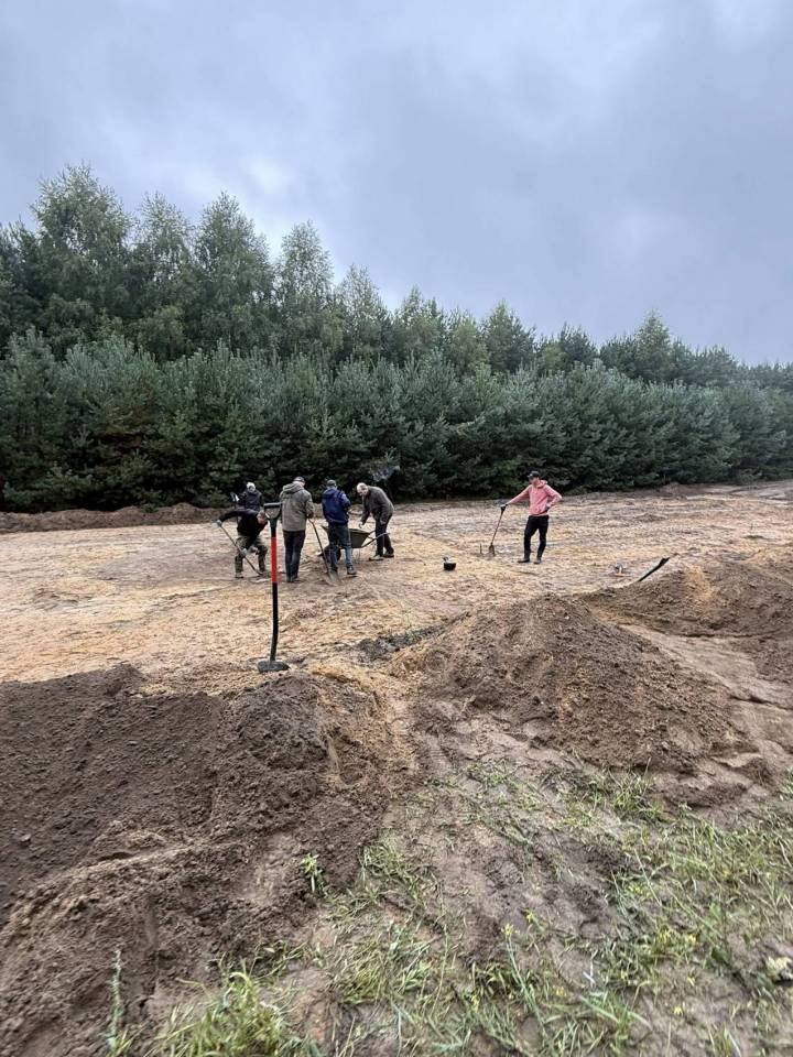 Spektakularne odkrycie pod Zelowem – wydobyto ponad 1000 elementów bombowca „Łoś” [Foto]