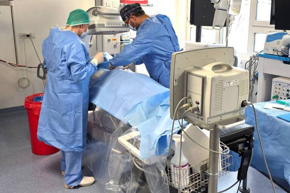 Pionierska operacja w Bełchatowie: Młoda pacjentka i rewolucyjne 17 gramów pod skórą!