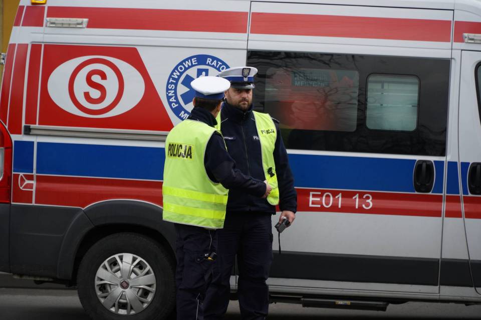 Desperat zabarykadował się w mieszkaniu. Poza policją do akcji musieli wkroczyć strażacy. Skuteczna interwencja służb uratował życie 32-latka